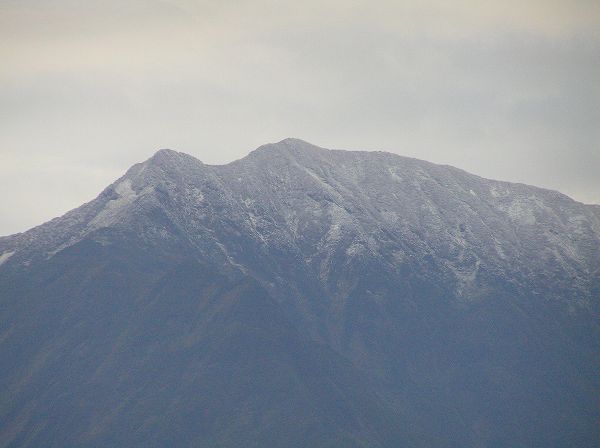 駒ケ岳に雪が降って山頂あたりが白くなっています