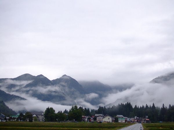 水無渓谷とその奥の駒ケ岳は濃い霧に包まれています