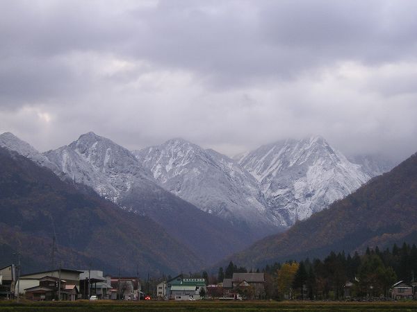 駒ケ岳は中腹から下の方まで雪で白くなりました