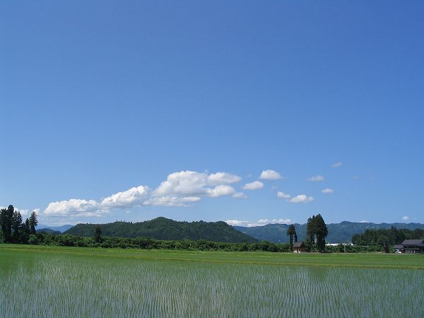 新潟県南魚沼市は青空が広がっていい天気です