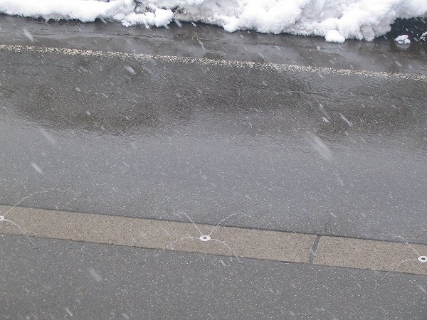 道路には消雪パイプの水が出ていて、雪が全く積もりません