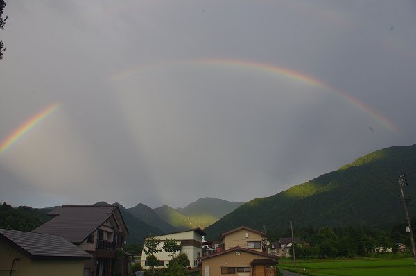 夕立が去った後の駒ケ岳の上空にはきれいな虹がかかっています