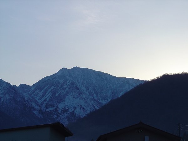 空気が澄んでいて駒ケ岳の稜線がくっきりと見えています