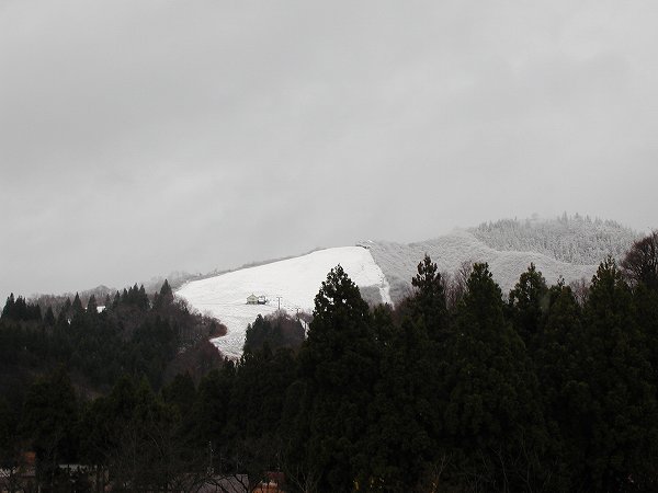 八海山麓スキー場のゲレンデが白くなっています