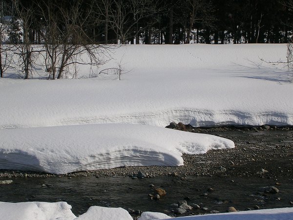 雪解け水が流れる水無川