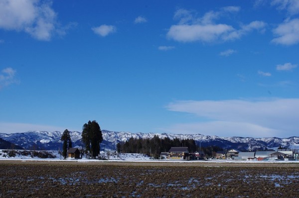 新潟県南魚沼市では青空が広がってまぶしい陽ざしが見えています