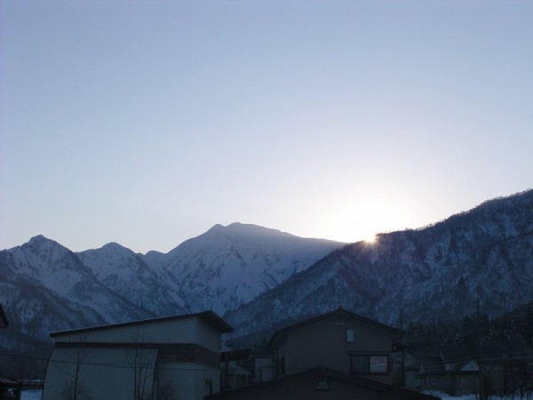 駒ケ岳の向こうから朝日が昇ってきました