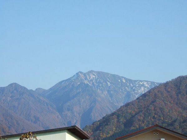 駒ケ岳の山頂付近の雪が少なくなりました