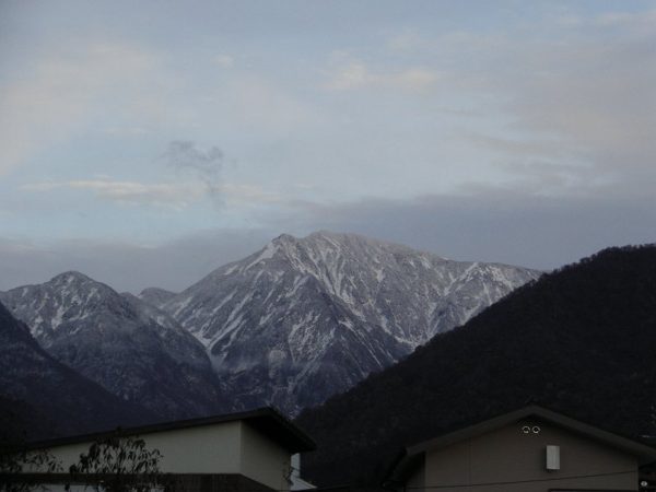 駒ケ岳は麓近くまで白くなってきました